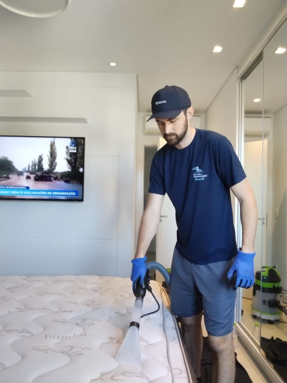 Técnico realizando limpeza de sofá