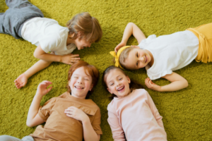 família feliz no tapete limpo e cheiroso